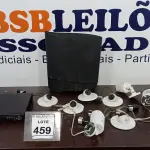 LOTE 459 - 01 APARELHO DE DVR E 08 CÂMERAS DE MONITORAMENTO. (NO ESTADO) ATENÇÃO! FAZER A VISITAÇÃO ANTES DE ARREMATAR, NÃO SABEMOS SE FUNCIONA, LEILÃO NÃO TEM GARANTIA E NEM DEVOLUÇÃO, SUJEITO A POSSÍVEIS AVARIAS VISÍVEIS/OCULTAS E/OU AUSÊNCIA DE COMPONENTES.