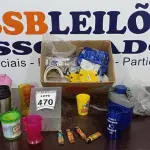 LOTE 470 - 08 ROLDANAS, 03 CAIXAS DE LUZ 4X4, 03 PLAFONS, 01 CANTIL TÉRMICO, 03 FECHADURAS, 01 SACO COM ADESIVO PLÁSTICO E SILICONE E VÁRIOS COPOS DE PLÁSTICO E CABOS (NO ESTADO) ATENÇÃO! FAZER A VISITAÇÃO ANTES DE ARREMATAR, NÃO SABEMOS SE FUNCIONA, LEILÃO NÃO TEM GARANTIA E NEM DEVOLUÇÃO, SUJEITO A POSSÍVEIS AVARIAS VISÍVEIS/OCULTAS E/OU AUSÊNCIA DE COMPONENTES.