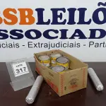 LOTE 317 - 10 LATAS DE MASSA ADESIVA PLÁSTICA MARCA IBERÊ CORES VARIADAS 02 BISNAGAS DE PRO PU. (NO ESTADO) ATENÇÃO! FAZER A VISITAÇÃO ANTES DE ARREMATAR, NÃO SABEMOS SE FUNCIONA, LEILÃO NÃO TEM GARANTIA E NEM DEVOLUÇÃO, SUJEITO A POSSÍVEIS AVARIAS VISÍVEIS/OCULTAS E/OU AUSÊNCIA DE COMPONENTES.