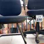 LOTE 230 - 02 CADEIRAS PARA ESCRITÓRIO SENDO 01 GIRATÓRIA COM RODINHAS E 01 COM PÉS FIXOS. (NO ESTADO) ATENÇÃO! FAZER A VISITAÇÃO ANTES DE ARREMATAR, NÃO SABEMOS SE FUNCIONA, LEILÃO NÃO TEM GARANTIA E NEM DEVOLUÇÃO, SUJEITO A POSSÍVEIS AVARIAS VISÍVEIS/OCULTAS E/OU AUSÊNCIA DE COMPONENTES.