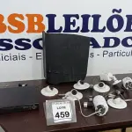 LOTE 459 - 01 APARELHO DE DVR E 08 CÂMERAS DE MONITORAMENTO. (NO ESTADO) ATENÇÃO! FAZER A VISITAÇÃO ANTES DE ARREMATAR, NÃO SABEMOS SE FUNCIONA, LEILÃO NÃO TEM GARANTIA E NEM DEVOLUÇÃO, SUJEITO A POSSÍVEIS AVARIAS VISÍVEIS/OCULTAS E/OU AUSÊNCIA DE COMPONENTES.