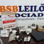 LOTE 455 - 12 CÂMERAS00 DE MODELOS DIVERSOS E DVR NA CAIXA COMPLETO. (NO ESTADO) ATENÇÃO! FAZER A VISITAÇÃO ANTES DE ARREMATAR, NÃO SABEMOS SE FUNCIONA, LEILÃO NÃO TEM GARANTIA E NEM DEVOLUÇÃO, SUJEITO A POSSÍVEIS AVARIAS VISÍVEIS/OCULTAS E/OU AUSÊNCIA DE COMPONENTES.