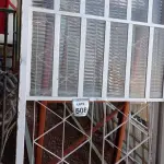 LOTE 508 - 01 JANELA DE VIDRO COM GRADE. (NO ESTADO) ATENÇÃO! FAZER A VISITAÇÃO ANTES DE ARREMATAR, NÃO SABEMOS SE FUNCIONA, LEILÃO NÃO TEM GARANTIA E NEM DEVOLUÇÃO, SUJEITO A POSSÍVEIS AVARIAS VISÍVEIS/OCULTAS E/OU AUSÊNCIA DE COMPONENTES.