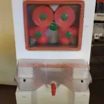 LOTE 437 - 01 MÁQUINA DE FAZER SUCO. (NO ESTADO) ATENÇÃO! FAZER A VISITAÇÃO ANTES DE ARREMATAR, NÃO SABEMOS SE FUNCIONA, LEILÃO NÃO TEM GARANTIA E NEM DEVOLUÇÃO, SUJEITO A POSSÍVEIS AVARIAS VISÍVEIS/OCULTAS E/OU AUSÊNCIA DE COMPONENTES.