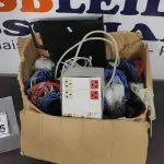 LOTE 355 - 01 TRANSFORMADOR DE VOLTAGEM E 01 CAIXA COM GRANDE QUANTIDADE DE CABOS VARIADOS. (NO ESTADO) ATENÇÃO! FAZER A VISITAÇÃO ANTES DE ARREMATAR, NÃO SABEMOS SE FUNCIONA. LEILÃO NÃO TEM GARANTIA E NEM DEVOLUÇÃO, SUJEITO A POSSÍVEIS AVARIAS VISÍVEIS/OCULTAS E/OU AUSÊNCIA DE COMPONENTES.