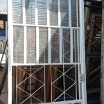LOTE 505 - 01 JANELA DE VIDRO COM GRADE. (NO ESTADO) ATENÇÃO! FAZER A VISITAÇÃO ANTES DE ARREMATAR, NÃO SABEMOS SE FUNCIONA, LEILÃO NÃO TEM GARANTIA E NEM DEVOLUÇÃO, SUJEITO A POSSÍVEIS AVARIAS VISÍVEIS/OCULTAS E/OU AUSÊNCIA DE COMPONENTES.