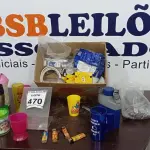 LOTE 470 - 08 ROLDANAS, 03 CAIXAS DE LUZ 4X4, 03 PLAFONS, 01 CANTIL TÉRMICO, 03 FECHADURAS, 01 SACO COM ADESIVO PLÁSTICO E SILICONE E VÁRIOS COPOS DE PLÁSTICO E CABOS (NO ESTADO) ATENÇÃO! FAZER A VISITAÇÃO ANTES DE ARREMATAR, NÃO SABEMOS SE FUNCIONA, LEILÃO NÃO TEM GARANTIA E NEM DEVOLUÇÃO, SUJEITO A POSSÍVEIS AVARIAS VISÍVEIS/OCULTAS E/OU AUSÊNCIA DE COMPONENTES.