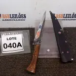 LOTE 040 - FACA ARTESANAL JAVALIZEIRA AÇO CARBONO TEMPERA INTEGRAL 10,5POLEGADAS DE LAMINA BAINHA EM COURO (NO ESTADO) ATENÇÃO! FAZER A VISITAÇÃO ANTES DE ARREMATAR, NÃO SABEMOS SE FUNCIONA, LEILÃO NÃO TEM GARANTIA E NEM DEVOLUÇÃO, SUJEITO A POSSÍVEIS AVARIAS VISÍVEIS/OCULTAS E/OU AUSÊNCIA DE COMPONENTES.