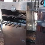 LOTE 502 - 01 CHURRASQUEIRA DUPLA EM INOX COM ESPETOS. (NO ESTADO) ATENÇÃO! FAZER A VISITAÇÃO ANTES DE ARREMATAR, NÃO SABEMOS SE FUNCIONA, LEILÃO NÃO TEM GARANTIA E NEM DEVOLUÇÃO, SUJEITO A POSSÍVEIS AVARIAS VISÍVEIS/OCULTAS E/OU AUSÊNCIA DE COMPONENTES.
