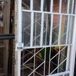 LOTE 506 - 01 JANELA DE VIDRO COM GRADE. (NO ESTADO) ATENÇÃO! FAZER A VISITAÇÃO ANTES DE ARREMATAR, NÃO SABEMOS SE FUNCIONA, LEILÃO NÃO TEM GARANTIA E NEM DEVOLUÇÃO, SUJEITO A POSSÍVEIS AVARIAS VISÍVEIS/OCULTAS E/OU AUSÊNCIA DE COMPONENTES.