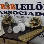 LOTE 334 - 03 VENTILADORES DE TETO SENDO 02 TIPOS LUMINÁRIAS. (NO ESTADO) ATENÇÃO! FAZER A VISITAÇÃO ANTES DE ARREMATAR, NÃO SABEMOS SE FUNCIONA. LEILÃO NÃO TEM GARANTIA E NEM DEVOLUÇÃO, SUJEITO A POSSÍVEIS AVARIAS VISÍVEIS/OCULTAS E/OU AUSÊNCIA DE COMPONENTES.