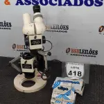 LOTE 418 - 01 MICROSCÓPIO, 01 CAIXA DE GRAMPOS E 03 CAIXAS DE CLIPS DE PAPEL. (NO ESTADO) ATENÇÃO! FAZER A VISITAÇÃO ANTES DE ARREMATAR, NÃO SABEMOS SE FUNCIONA. LEILÃO NÃO TEM GARANTIA E NEM DEVOLUÇÃO, SUJEITO A POSSÍVEIS AVARIAS VISÍVEIS/OCULTAS E/OU AUSÊNCIA DE COMPONENTES.