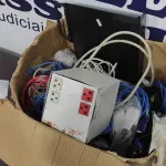 LOTE 355 - 01 TRANSFORMADOR DE VOLTAGEM E 01 CAIXA COM GRANDE QUANTIDADE DE CABOS VARIADOS. (NO ESTADO) ATENÇÃO! FAZER A VISITAÇÃO ANTES DE ARREMATAR, NÃO SABEMOS SE FUNCIONA. LEILÃO NÃO TEM GARANTIA E NEM DEVOLUÇÃO, SUJEITO A POSSÍVEIS AVARIAS VISÍVEIS/OCULTAS E/OU AUSÊNCIA DE COMPONENTES.