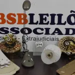 LOTE 334 - 03 VENTILADORES DE TETO SENDO 02 TIPOS LUMINÁRIAS. (NO ESTADO) ATENÇÃO! FAZER A VISITAÇÃO ANTES DE ARREMATAR, NÃO SABEMOS SE FUNCIONA. LEILÃO NÃO TEM GARANTIA E NEM DEVOLUÇÃO, SUJEITO A POSSÍVEIS AVARIAS VISÍVEIS/OCULTAS E/OU AUSÊNCIA DE COMPONENTES.