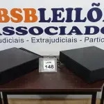 LOTE 148 - 02 GAVETAS DE DINHEIRO. (NO ESTADO) ATENÇÃO! FAZER A VISITAÇÃO ANTES DE ARREMATAR, NÃO SABEMOS SE FUNCIONA. LEILÃO NÃO TEM GARANTIA E NEM DEVOLUÇÃO, SUJEITO A POSSÍVEIS AVARIAS VISÍVEIS/OCULTAS E/OU AUSÊNCIA DE COMPONENTES.
