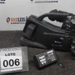 LOTE 006 - 01 CÂMERA FILMADORA PROFISSIONAL MARCA PANASONIC. (NO ESTADO) ATENÇÃO! FAZER A VISITAÇÃO ANTES DE ARREMATAR, NÃO SABEMOS SE FUNCIONA. LEILÃO NÃO TEM GARANTIA E NEM DEVOLUÇÃO, SUJEITO A POSSÍVEIS AVARIAS VISÍVEIS/OCULTAS E/OU AUSÊNCIA DE COMPONENTES.
