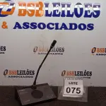 LOTE 075 - 01 MICROFONE DE MESA COM BASE. (NO ESTADO) ATENÇÃO! FAZER A VISITAÇÃO ANTES DE ARREMATAR, NÃO SABEMOS SE FUNCIONA. LEILÃO NÃO TEM GARANTIA E NEM DEVOLUÇÃO, SUJEITO A POSSÍVEIS AVARIAS VISÍVEIS/OCULTAS E/OU AUSÊNCIA DE COMPONENTES.