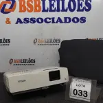 LOTE 033 - 01 PROJETOR COM CASE E CABOS MARCA EPSON. (NO ESTADO) ATENÇÃO! FAZER A VISITAÇÃO ANTES DE ARREMATAR, NÃO SABEMOS SE FUNCIONA. LEILÃO NÃO TEM GARANTIA E NEM DEVOLUÇÃO, SUJEITO A POSSÍVEIS AVARIAS VISÍVEIS/OCULTAS E/OU AUSÊNCIA DE COMPONENTES.