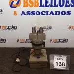 LOTE 138 - 01 MICROSCÓPIO. (NO ESTADO) ATENÇÃO! FAZER A VISITAÇÃO ANTES DE ARREMATAR, NÃO SABEMOS SE FUNCIONA. LEILÃO NÃO TEM GARANTIA E NEM DEVOLUÇÃO, SUJEITO A POSSÍVEIS AVARIAS VISÍVEIS/OCULTAS E/OU AUSÊNCIA DE COMPONENTES.