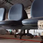 LOTE 100 - 01 LONGARINA COM 03 LUGARES. (NO ESTADO) ATENÇÃO! FAZER A VISITAÇÃO ANTES DE ARREMATAR, NÃO SABEMOS SE FUNCIONA. LEILÃO NÃO TEM GARANTIA E NEM DEVOLUÇÃO, SUJEITO A POSSÍVEIS AVARIAS VISÍVEIS/OCULTAS E/OU AUSÊNCIA DE COMPONENTES.