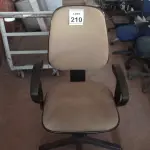 LOTE 210 - 01 CADEIRA DE ESCRITÓRIO COM RODINHAS. (NO ESTADO) ATENÇÃO! FAZER A VISITAÇÃO ANTES DE ARREMATAR, NÃO SABEMOS SE FUNCIONA. LEILÃO NÃO TEM GARANTIA E NEM DEVOLUÇÃO, SUJEITO A POSSÍVEIS AVARIAS VISÍVEIS/OCULTAS E/OU AUSÊNCIA DE COMPONENTES.