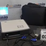 LOTE 032 - 01 PROJETOR COM CASE E CABOS MARCA BENQ. (NO ESTADO) ATENÇÃO! FAZER A VISITAÇÃO ANTES DE ARREMATAR, NÃO SABEMOS SE FUNCIONA. LEILÃO NÃO TEM GARANTIA E NEM DEVOLUÇÃO, SUJEITO A POSSÍVEIS AVARIAS VISÍVEIS/OCULTAS E/OU AUSÊNCIA DE COMPONENTES.