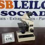 LOTE 175 - 01 MICROSCÓPIO. (NO ESTADO) ATENÇÃO! FAZER A VISITAÇÃO ANTES DE ARREMATAR, NÃO SABEMOS SE FUNCIONA. LEILÃO NÃO TEM GARANTIA E NEM DEVOLUÇÃO, SUJEITO A POSSÍVEIS AVARIAS VISÍVEIS/OCULTAS E/OU AUSÊNCIA DE COMPONENTES.
