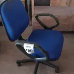 LOTE 190 - 01 CADEIRA DE ESCRITÓRIO COM RODINHAS. (NO ESTADO) ATENÇÃO! FAZER A VISITAÇÃO ANTES DE ARREMATAR, NÃO SABEMOS SE FUNCIONA. LEILÃO NÃO TEM GARANTIA E NEM DEVOLUÇÃO, SUJEITO A POSSÍVEIS AVARIAS VISÍVEIS/OCULTAS E/OU AUSÊNCIA DE COMPONENTES.