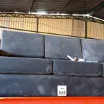 LOTE 090 - 01 SOFÁ DE 03 LUGARES NA COR PRETA. (NO ESTADO) ATENÇÃO! FAZER A VISITAÇÃO ANTES DE ARREMATAR, NÃO SABEMOS SE FUNCIONA. LEILÃO NÃO TEM GARANTIA E NEM DEVOLUÇÃO, SUJEITO A POSSÍVEIS AVARIAS VISÍVEIS/OCULTAS E/OU AUSÊNCIA DE COMPONENTES.