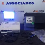 LOTE 163 - 01 PROJETOR COM CASE E CABOS MARCA EPSON. (NO ESTADO) ATENÇÃO! FAZER A VISITAÇÃO ANTES DE ARREMATAR, NÃO SABEMOS SE FUNCIONA. LEILÃO NÃO TEM GARANTIA E NEM DEVOLUÇÃO, SUJEITO A POSSÍVEIS AVARIAS VISÍVEIS/OCULTAS E/OU AUSÊNCIA DE COMPONENTES.