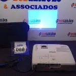 LOTE 088 - 01 PROJETOR COM CASE E CABOS MARCA EPSON. (NO ESTADO) ATENÇÃO! FAZER A VISITAÇÃO ANTES DE ARREMATAR, NÃO SABEMOS SE FUNCIONA. LEILÃO NÃO TEM GARANTIA E NEM DEVOLUÇÃO, SUJEITO A POSSÍVEIS AVARIAS VISÍVEIS/OCULTAS E/OU AUSÊNCIA DE COMPONENTES.