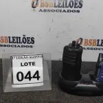 LOTE 044 - 02 RÁDIOS COMUNICADORES COM BASE DE CARREGADOR. (NO ESTADO) ATENÇÃO! FAZER A VISITAÇÃO ANTES DE ARREMATAR, NÃO SABEMOS SE FUNCIONA. LEILÃO NÃO TEM GARANTIA E NEM DEVOLUÇÃO, SUJEITO A POSSÍVEIS AVARIAS VISÍVEIS/OCULTAS E/OU AUSÊNCIA DE COMPONENTES.