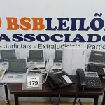 LOTE 179 - 01 LOTE COM VÁRIOS APARELHOS DE TELEFONE. (NO ESTADO) ATENÇÃO! FAZER A VISITAÇÃO ANTES DE ARREMATAR, NÃO SABEMOS SE FUNCIONA. LEILÃO NÃO TEM GARANTIA E NEM DEVOLUÇÃO, SUJEITO A POSSÍVEIS AVARIAS VISÍVEIS/OCULTAS E/OU AUSÊNCIA DE COMPONENTES.