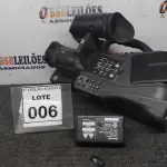 LOTE 006 - 01 CÂMERA FILMADORA PROFISSIONAL MARCA PANASONIC. (NO ESTADO) ATENÇÃO! FAZER A VISITAÇÃO ANTES DE ARREMATAR, NÃO SABEMOS SE FUNCIONA. LEILÃO NÃO TEM GARANTIA E NEM DEVOLUÇÃO, SUJEITO A POSSÍVEIS AVARIAS VISÍVEIS/OCULTAS E/OU AUSÊNCIA DE COMPONENTES.