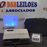 LOTE 033 - 01 PROJETOR COM CASE E CABOS MARCA EPSON. (NO ESTADO) ATENÇÃO! FAZER A VISITAÇÃO ANTES DE ARREMATAR, NÃO SABEMOS SE FUNCIONA. LEILÃO NÃO TEM GARANTIA E NEM DEVOLUÇÃO, SUJEITO A POSSÍVEIS AVARIAS VISÍVEIS/OCULTAS E/OU AUSÊNCIA DE COMPONENTES.