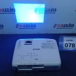 LOTE 078 - 01 PROJETOR MARCA EPSON. (NO ESTADO) ATENÇÃO! FAZER A VISITAÇÃO ANTES DE ARREMATAR, NÃO SABEMOS SE FUNCIONA. LEILÃO NÃO TEM GARANTIA E NEM DEVOLUÇÃO, SUJEITO A POSSÍVEIS AVARIAS VISÍVEIS/OCULTAS E/OU AUSÊNCIA DE COMPONENTES.