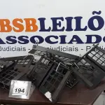 LOTE 194 - 01 BALCÃO COM ESPELHOS E 02 GAVETAS EM MADEIRA E 05 SUPORTES DE TV. (NO ESTADO) ATENÇÃO! FAZER A VISITAÇÃO ANTES DE ARREMATAR, NÃO SABEMOS SE FUNCIONA. LEILÃO NÃO TEM GARANTIA E NEM DEVOLUÇÃO, SUJEITO A POSSÍVEIS AVARIAS VISÍVEIS/OCULTAS E/OU AUSÊNCIA DE COMPONENTES.