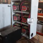 LOTE 201 - 01 NOBREAK MARCA LACERDA E UM BANCO DE BATERIAS COM 06 BATERIAS. (NO ESTADO) ATENÇÃO! FAZER A VISITAÇÃO ANTES DE ARREMATAR, NÃO SABEMOS SE FUNCIONA, LEILÃO NÃO TEM GARANTIA E NEM DEVOLUÇÃO, SUJEITO A POSSÍVEIS AVARIAS VISÍVEIS/OCULTAS E/OU AUSÊNCIA DE COMPONENTES.