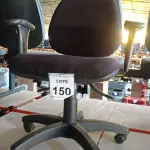 LOTE 150 - 01 CADEIRA DE ESCRITÓRIO COM RODINHAS. (NO ESTADO) ATENÇÃO! FAZER A VISITAÇÃO ANTES DE ARREMATAR, NÃO SABEMOS SE FUNCIONA. LEILÃO NÃO TEM GARANTIA E NEM DEVOLUÇÃO, SUJEITO A POSSÍVEIS AVARIAS VISÍVEIS/OCULTAS E/OU AUSÊNCIA DE COMPONENTES.