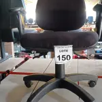 LOTE 150 - 01 CADEIRA DE ESCRITÓRIO COM RODINHAS. (NO ESTADO) ATENÇÃO! FAZER A VISITAÇÃO ANTES DE ARREMATAR, NÃO SABEMOS SE FUNCIONA. LEILÃO NÃO TEM GARANTIA E NEM DEVOLUÇÃO, SUJEITO A POSSÍVEIS AVARIAS VISÍVEIS/OCULTAS E/OU AUSÊNCIA DE COMPONENTES.