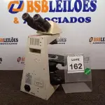 LOTE 162 - 01 MICROSCÓPIO. (NO ESTADO) ATENÇÃO! FAZER A VISITAÇÃO ANTES DE ARREMATAR, NÃO SABEMOS SE FUNCIONA. LEILÃO NÃO TEM GARANTIA E NEM DEVOLUÇÃO, SUJEITO A POSSÍVEIS AVARIAS VISÍVEIS/OCULTAS E/OU AUSÊNCIA DE COMPONENTES.