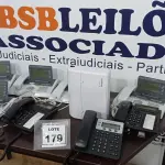 LOTE 179 - 01 LOTE COM VÁRIOS APARELHOS DE TELEFONE. (NO ESTADO) ATENÇÃO! FAZER A VISITAÇÃO ANTES DE ARREMATAR, NÃO SABEMOS SE FUNCIONA. LEILÃO NÃO TEM GARANTIA E NEM DEVOLUÇÃO, SUJEITO A POSSÍVEIS AVARIAS VISÍVEIS/OCULTAS E/OU AUSÊNCIA DE COMPONENTES.