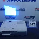 LOTE 078 - 01 PROJETOR MARCA EPSON. (NO ESTADO) ATENÇÃO! FAZER A VISITAÇÃO ANTES DE ARREMATAR, NÃO SABEMOS SE FUNCIONA. LEILÃO NÃO TEM GARANTIA E NEM DEVOLUÇÃO, SUJEITO A POSSÍVEIS AVARIAS VISÍVEIS/OCULTAS E/OU AUSÊNCIA DE COMPONENTES.