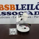 LOTE 215 - 01 MICROSCÓPIO. (NO ESTADO) ATENÇÃO! FAZER A VISITAÇÃO ANTES DE ARREMATAR, NÃO SABEMOS SE FUNCIONA. LEILÃO NÃO TEM GARANTIA E NEM DEVOLUÇÃO, SUJEITO A POSSÍVEIS AVARIAS VISÍVEIS/OCULTAS E/OU AUSÊNCIA DE COMPONENTES.