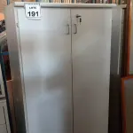 LOTE 191 - 01 ARMÁRIO ALTO 02 PORTAS COM TRANCA. (NO ESTADO) ATENÇÃO! FAZER A VISITAÇÃO ANTES DE ARREMATAR, NÃO SABEMOS SE FUNCIONA. LEILÃO NÃO TEM GARANTIA E NEM DEVOLUÇÃO, SUJEITO A POSSÍVEIS AVARIAS VISÍVEIS/OCULTAS E/OU AUSÊNCIA DE COMPONENTES.