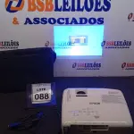 LOTE 088 - 01 PROJETOR COM CASE E CABOS MARCA EPSON. (NO ESTADO) ATENÇÃO! FAZER A VISITAÇÃO ANTES DE ARREMATAR, NÃO SABEMOS SE FUNCIONA. LEILÃO NÃO TEM GARANTIA E NEM DEVOLUÇÃO, SUJEITO A POSSÍVEIS AVARIAS VISÍVEIS/OCULTAS E/OU AUSÊNCIA DE COMPONENTES.