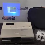 LOTE 033 - 01 PROJETOR COM CASE E CABOS MARCA EPSON. (NO ESTADO) ATENÇÃO! FAZER A VISITAÇÃO ANTES DE ARREMATAR, NÃO SABEMOS SE FUNCIONA. LEILÃO NÃO TEM GARANTIA E NEM DEVOLUÇÃO, SUJEITO A POSSÍVEIS AVARIAS VISÍVEIS/OCULTAS E/OU AUSÊNCIA DE COMPONENTES.