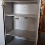 LOTE 191 - 01 ARMÁRIO ALTO 02 PORTAS COM TRANCA. (NO ESTADO) ATENÇÃO! FAZER A VISITAÇÃO ANTES DE ARREMATAR, NÃO SABEMOS SE FUNCIONA. LEILÃO NÃO TEM GARANTIA E NEM DEVOLUÇÃO, SUJEITO A POSSÍVEIS AVARIAS VISÍVEIS/OCULTAS E/OU AUSÊNCIA DE COMPONENTES.