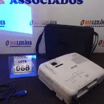 LOTE 088 - 01 PROJETOR COM CASE E CABOS MARCA EPSON. (NO ESTADO) ATENÇÃO! FAZER A VISITAÇÃO ANTES DE ARREMATAR, NÃO SABEMOS SE FUNCIONA. LEILÃO NÃO TEM GARANTIA E NEM DEVOLUÇÃO, SUJEITO A POSSÍVEIS AVARIAS VISÍVEIS/OCULTAS E/OU AUSÊNCIA DE COMPONENTES.