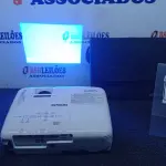 LOTE 220 - 01 PROJETOR COM CASE MARCA EPSON. (NO ESTADO) ATENÇÃO! FAZER A VISITAÇÃO ANTES DE ARREMATAR, NÃO SABEMOS SE FUNCIONA. LEILÃO NÃO TEM GARANTIA E NEM DEVOLUÇÃO, SUJEITO A POSSÍVEIS AVARIAS VISÍVEIS/OCULTAS E/OU AUSÊNCIA DE COMPONENTES.